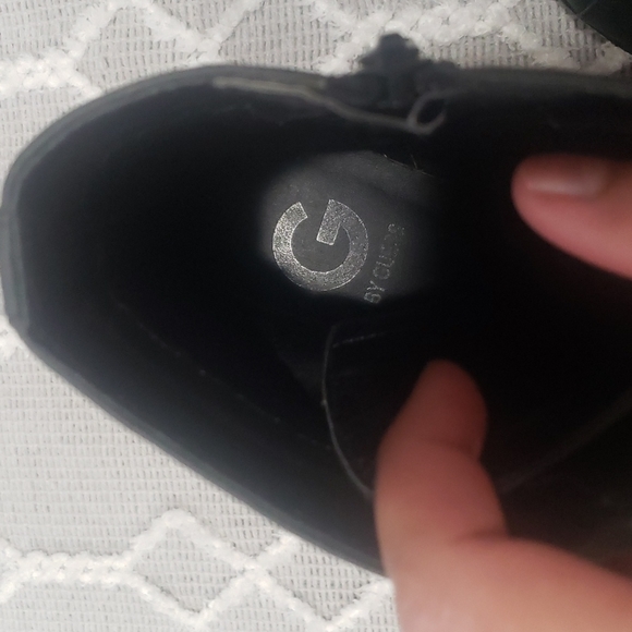 I have many shoes I need space in my closet - Picture 3 of 6